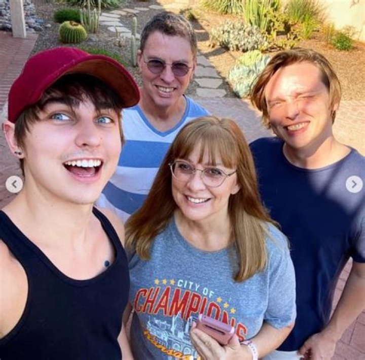 Ollie Schniederjans Age, Height, Parents, Girlfriend, Net Worth, Instagram